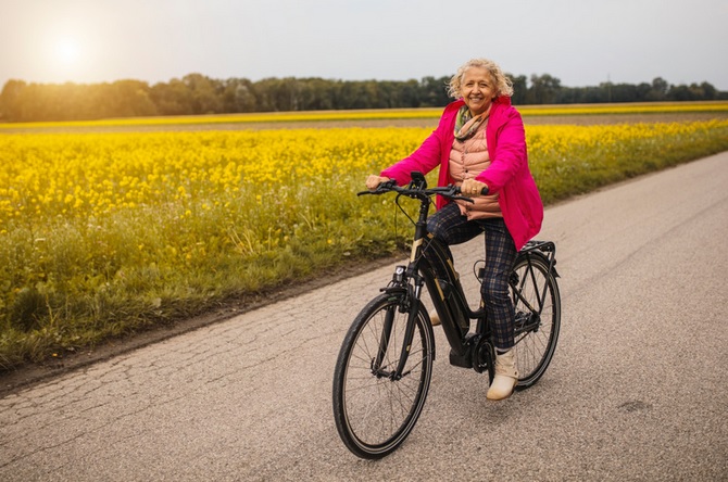 starsza pani na rowerze elektrycznym